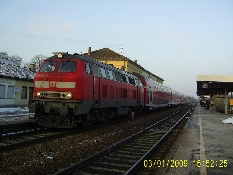 218 439-8 fhrt mit IRE 4229 nach Lindau am 3.1.2009 in den Bahnhof von Aulendorf ein.