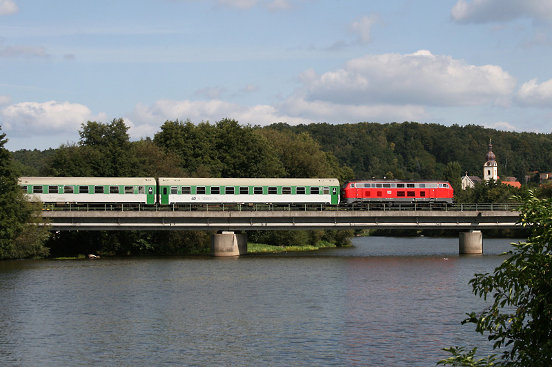 218 458 mit RE 353 am 06.09.2009 auf der Naabbrcke in Schwandorf.