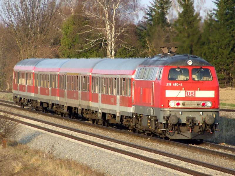 218 460 schiebt einen RE in Richtung Mnchen nahe Kaufering am 07.04.2009.