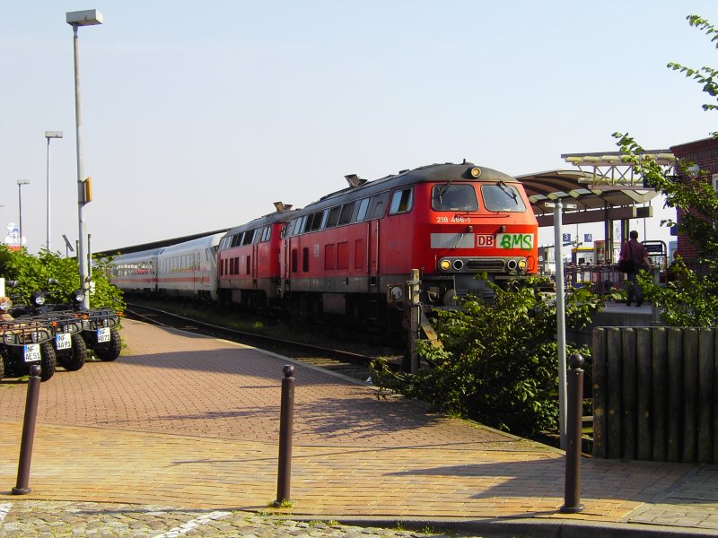 218 466-1 und eine weitere 218 sind gerade mit ihrem IC aus Frankfurt(M) in Westerland(Sylt) eingetroffen