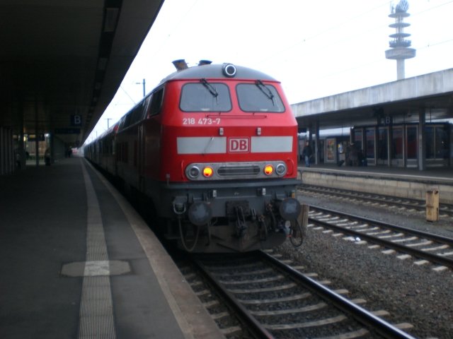 218 473 steht bei ungnstiger Foto-Wetterlage mit der Zugganitur des RB nach Bad Harzburg in Hannover Hbf. 24.12.2008