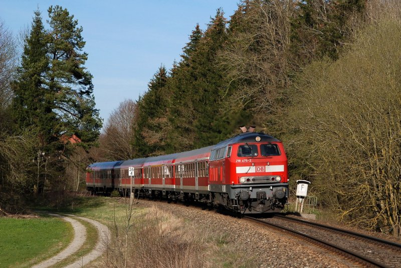 218 475 mit RE 32684 bei Stetten (05.04.2007)