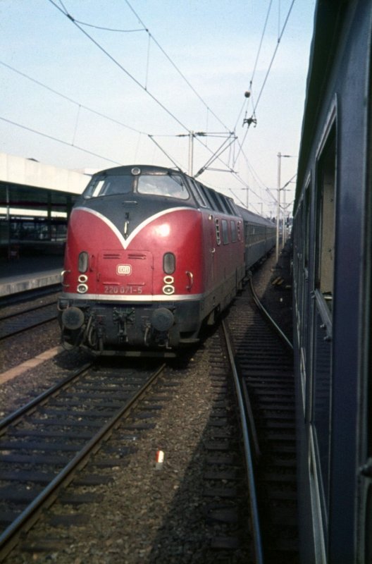 220 071-5 Durchfahrt im Hauptbahnhof Hannover im Mai 1974.