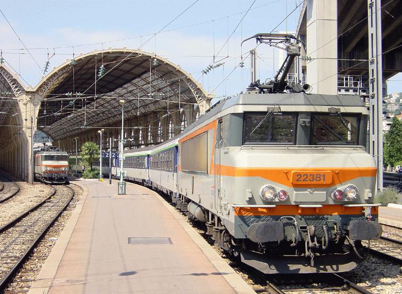 22381 und im Hintergrund 22337 nach der Einfahrt aus Richtung Marseille gegen 11:00 Uhr im Bahnhof Nizza, 1. Juni 2002