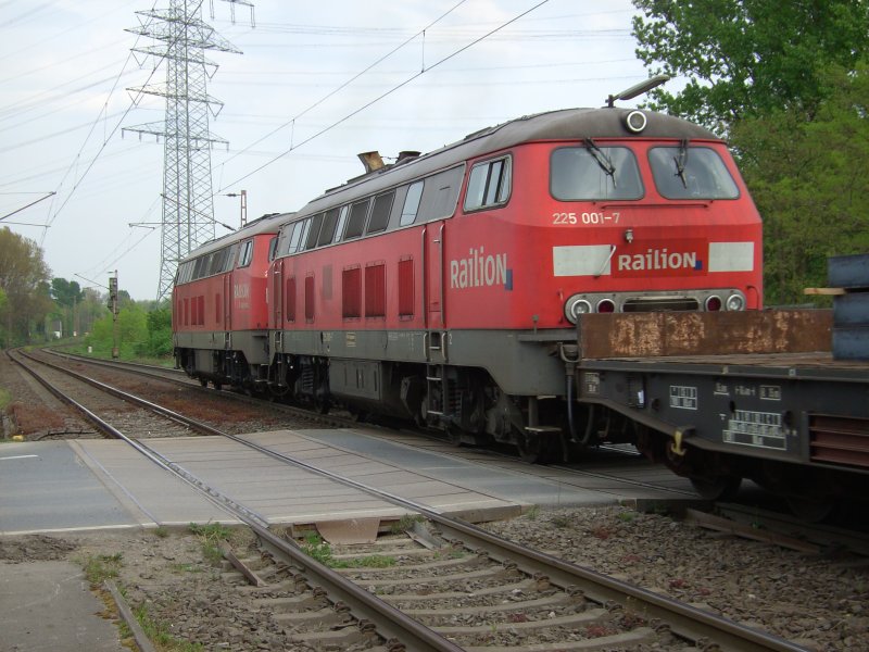 225 020-7 und 225 001-7 mit einem Gterzug am Bahnbergang Grimbergstrae in Gelsenkirchen. (Aufgenommen am 23.04.2007)