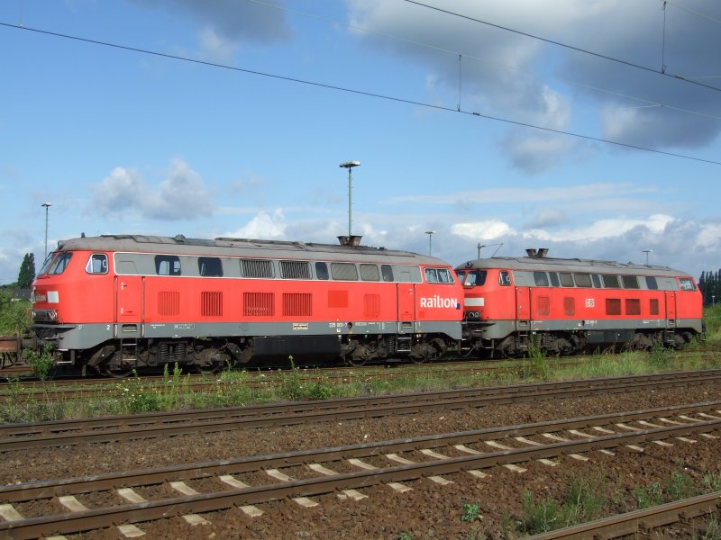 225 081-9 und 225 001-7 wartet auf weiterfahrt in Duisburg-Bissingheim
