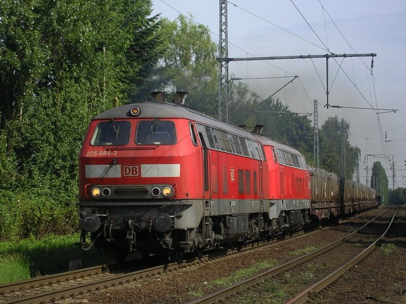 225 084-3 und 225 001-7 mit Stahlzug bei Bochum Nokia nach
Bochum Nord.(07.08.2008) 