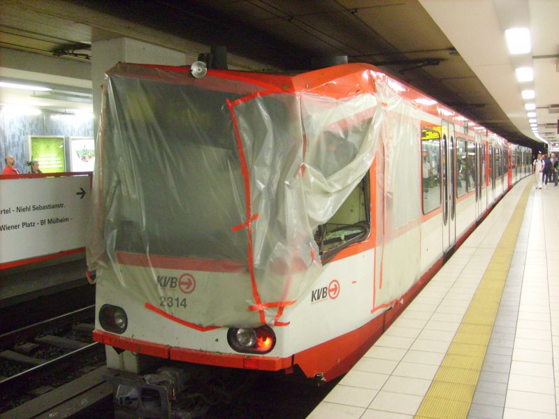 2314 - Sonderzug - Dom / Hauptbahnhof - 08.08.08: Gestern Nachmittag strtzte bei Bornheim ein Baum auf die Oberleitung, ein Zug der Linie 18 fuhr hinein. Hier wird der verunfallte Zug in Richtung der Hauptwerkstatt Weidenpesch geschleppt, gezogen von einem 2100er. (Link: http://www.ksta.de/html/artikel/1218060158433.shtml)