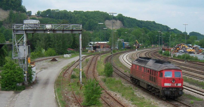 232 253 fuhr im Juli 2008 Lz durch den Bahnhof Biberach auf Gleis 1 und passierte dabei den alten Bockkran.