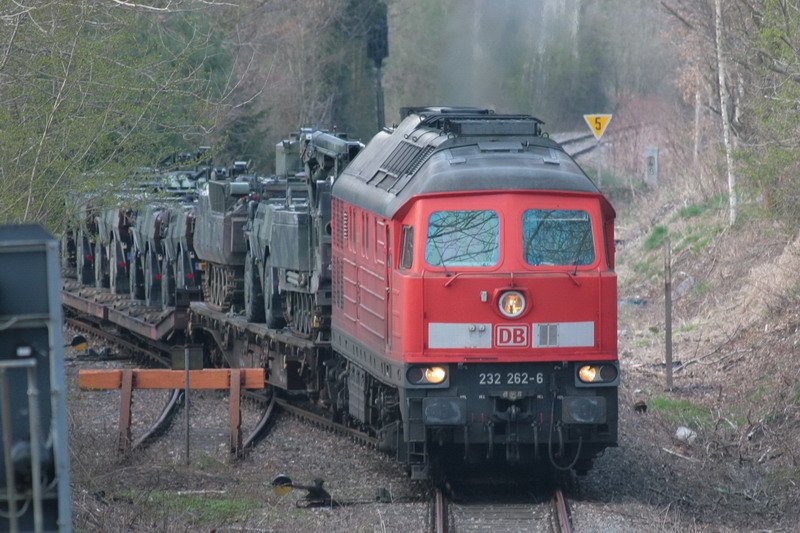 232 262-6 schiebt in Hagenow einen Panzerzug zur Bundeswehr. 12.04.2008