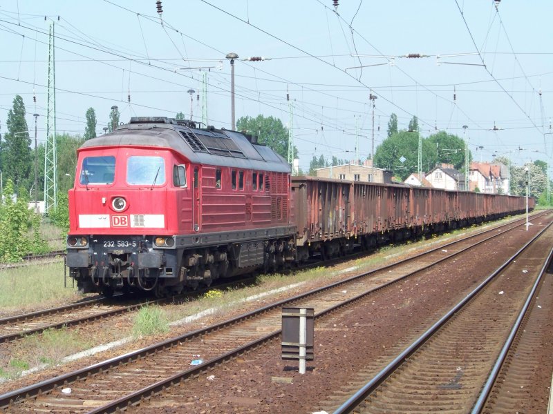 232 583-5 steht mit einem Gterzug am 13.05.2008 in Lbbenau/Spreewald zur Abfahrt bereit. 