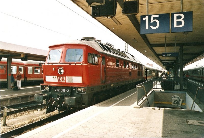 232 589-2 steht abfahrbereit mit einem IC nach Dresden Hbf in Nrnberg Hbf. August 2004 (eingescanntes Bild)