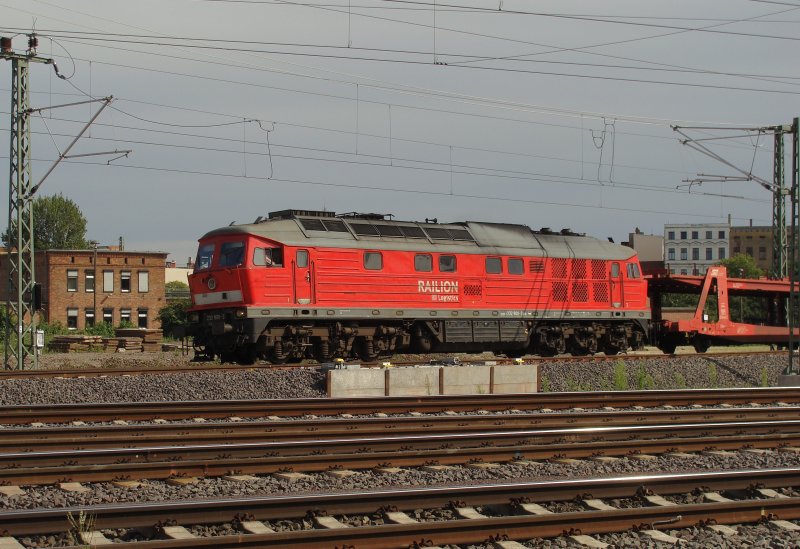 232 800-3 kommt mit einem Leerzug Autotransportwagen auf den Gterzuggleisen aus Richtung Halle gefahren und hat Magdeburg Hbf gleich erreicht. Fotografiert am alten Lokschuppen in der Maybachstrae am 31.07.2009