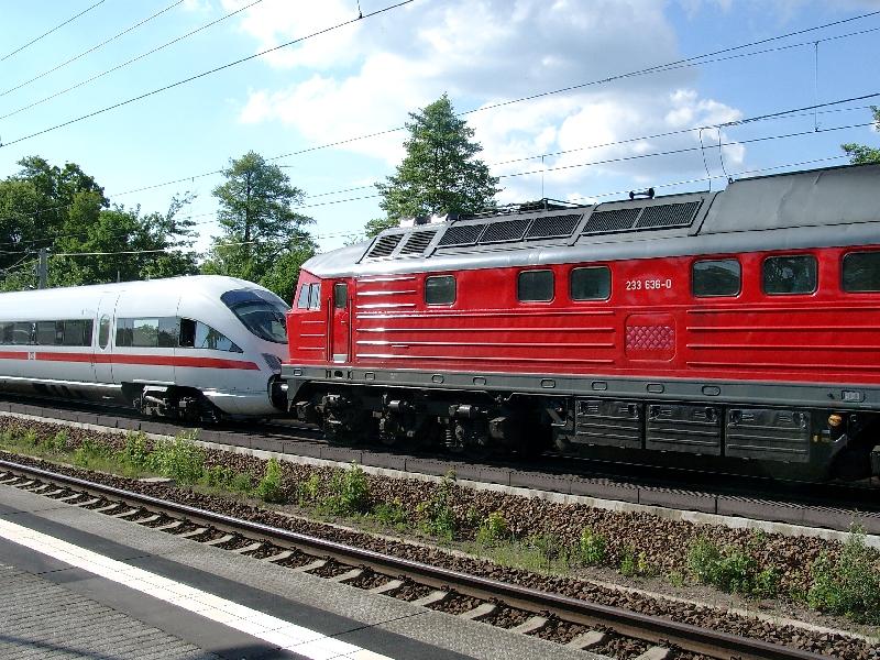 233636 schleppt den am 28.05.2004 auf der HGV Hannover - Berlin in Hhe Haltepunkt Dallgow-Dberitz bei km 122,6 wegen Stromabnehmerschaden liegengebliebenen ICE nach Berlin-Spandau ab.