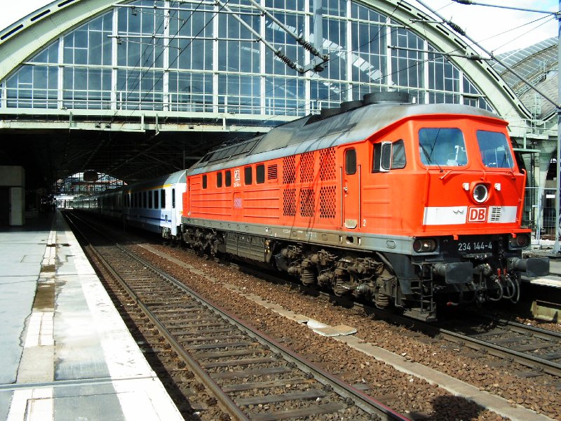 234 144-4 zieht am 14.04.2006 den Berlin-Warschau-Express