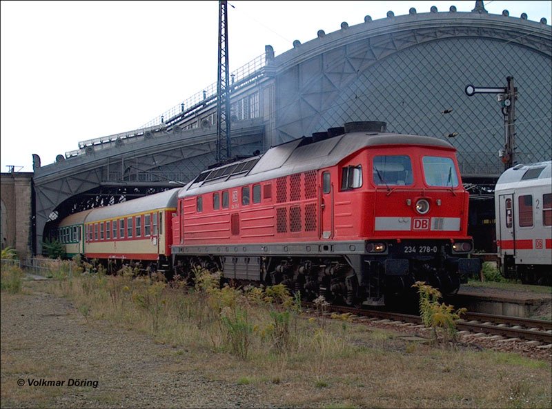 234 278 mit PKP-Wagen als IR 455 Dresden-Breslau (Wroclaw) bei Ausfahrt aus Dresden-Neustadt -  27.09.2004 - Seit dem Fahrplanwechsel Dezember 2004 sind alle Interegio-Verbindungen nach Polen gestrichen.
