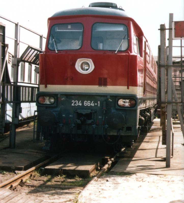 234 664 in der provisorischen Waschanlage im Bahnbetriebswerk Wustermark Rbf 1992. Anschlieend fuhr sie nach Wustermark (Ort), um dort den D 444 von Berlin nach Hannover zu bernehmen.