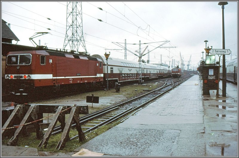 243 274-4 mit einem Wendezug der S-Bahn Rostock in Warnemnde. (Archiv 11/90)