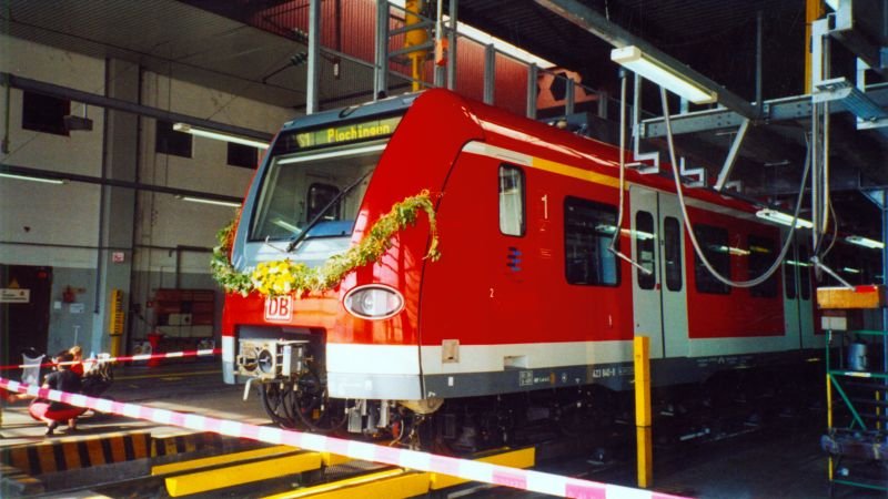 25 Jahre S-Bahn in der Region Stuttgart / Tag der offenen Tr im Betriebswerk Plochingen. 423 340-9 wurde extra schn fr das Publikum herausgeputzt am 21.09.2003