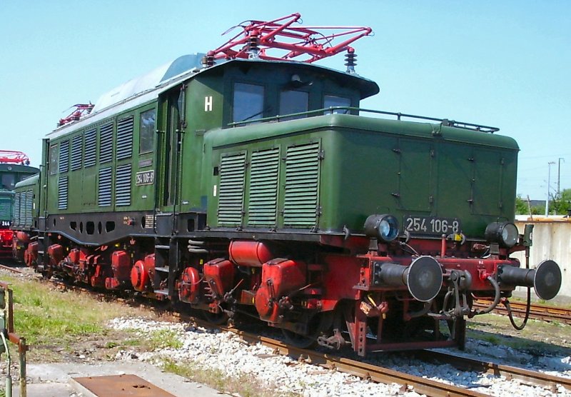 254 106-8 der Deutschen Reichsbahn in Weimar, 2005