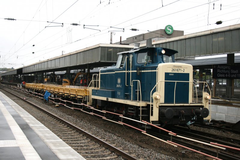 261 671-2 im Bauzugeinsatz beim Bahnhofsumbau in Essen HBF.
7.9.2009