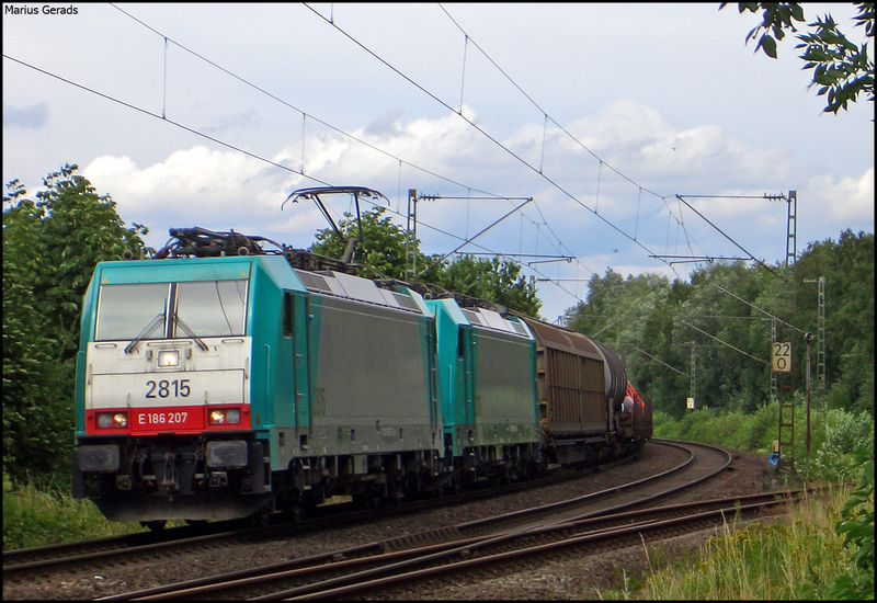 2815 und 2816 mit einem Gz gen Aachen-West und weiter nach Montzen am Km 22.0 kurz hinter dem Bf bach-Palenberg 17.7.2009
