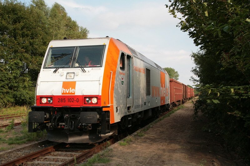 285 102-0 der hvle hat einen Zug mit Kalkmerkel nach Wittenburg gebracht. 06.08.2008