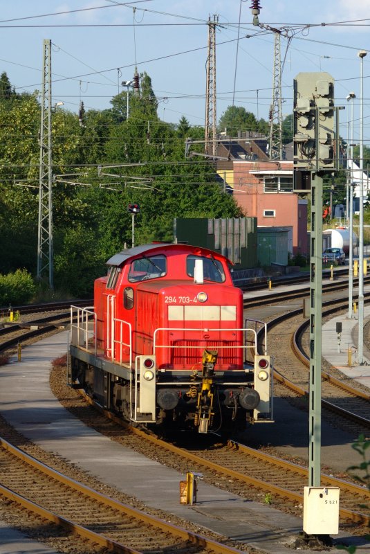 294 703-4 brummt los um einen KLV-Zug aus dem oberleitungsfreien Bereich (unter den Krnen) des Ubf Wuppertal-Langerfeld heraus zu drcken, so dass sich kurz darauf 145 036-0 vor den Zug setzen konnte. 16.07.2009