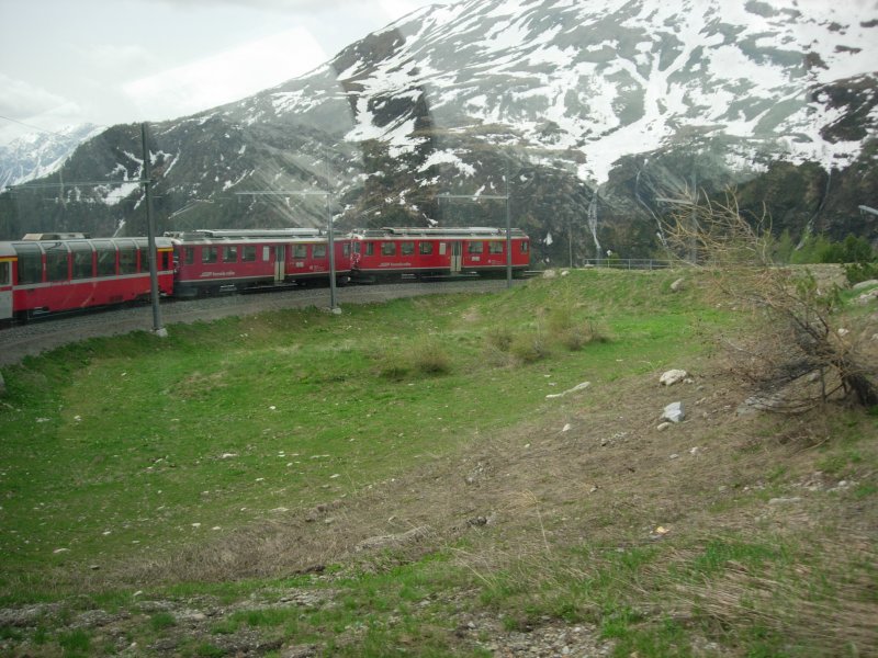 2ABe 4/4 II mit Bernina-Express auf der Spitzkehre in Alp Grm. Am 02.06.08