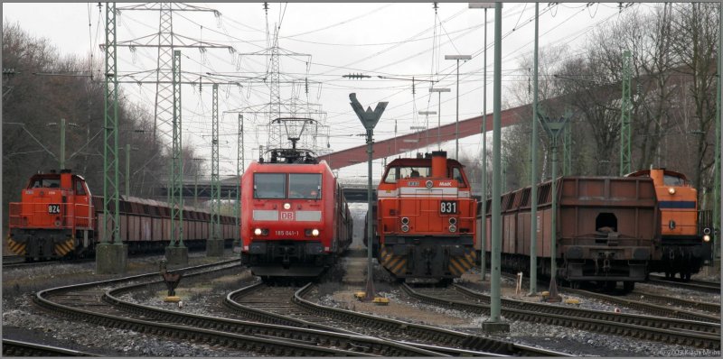 3 Unternehmen warten auf ihre Fahrfreigabe auf dem RBH-Berge-Umladebahnhof Recklinghausen-Hochlarmark. RBH824, DB185 041-1, RBH 831. WHE 23.  --  30.03.2009