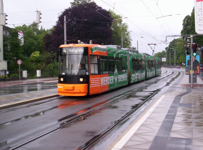 3042 Werderbahn an einem regnerischen Wochenende im April auf der Linie 4