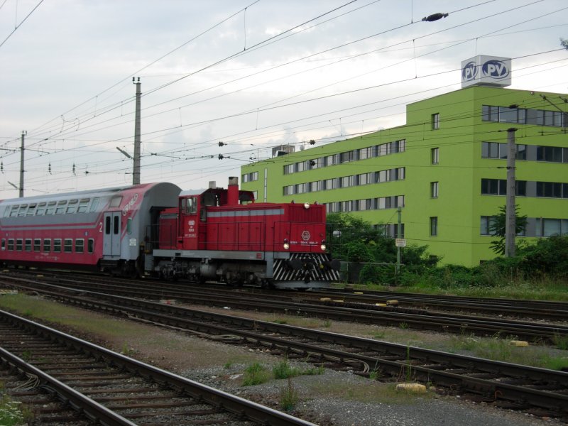 31.7.2008, Wendezug der GKB mit Doppelstockwagen, Lok VL 1500 002 (2015 002-6) bei der Einfahrt in Graz Hbf.
