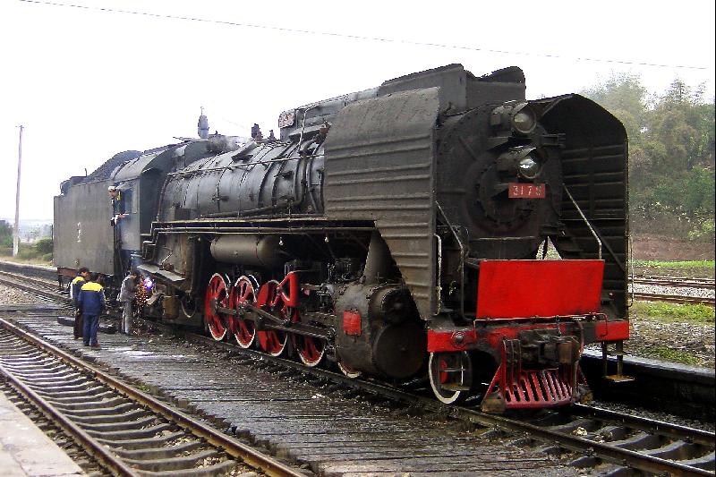 3175 bei kleiner Reperatur, Privat-Strecke Luzhou-Longchang, Dezember 2002