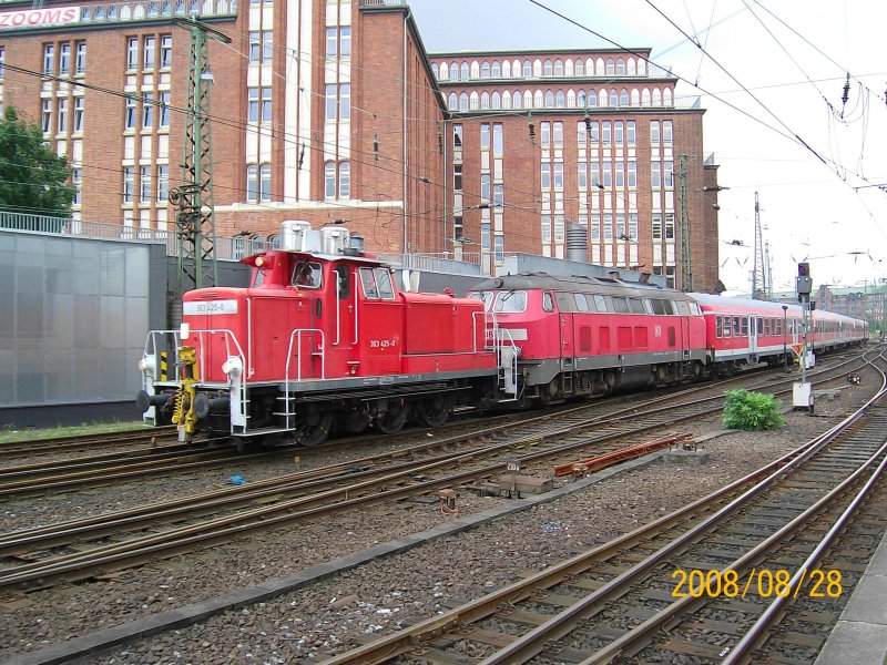 363 425-0 zieht 218 xxx-x mit einer N- Wagengarnitur aus dem Abstellbahnhof in den Hbf. Hamburg 28.08.08.