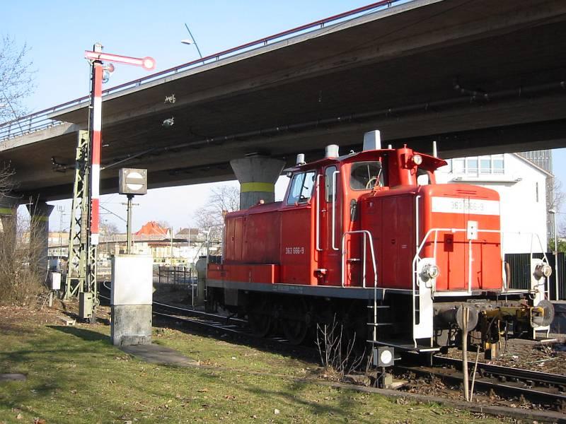 363 666 steht nach einer Rangierfahrt im Bereich des Karlsruher Rheinhafens an diesem Formsignal. Die Aufnahme stammt vom 14.03.2006.