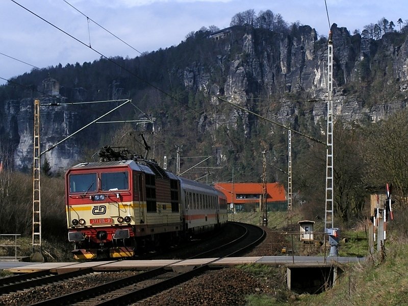 371 015-9 mit EC 175 nach Budapest bei Rathen am 25.3.2009.