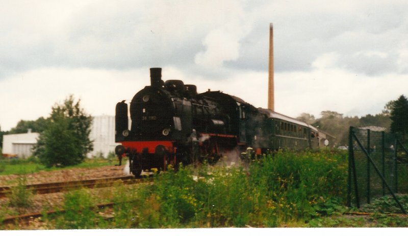 38 1182 um 1994 im Bahnhof Scheibenberg, 38 205 schiebt nach. (Foto scan)
