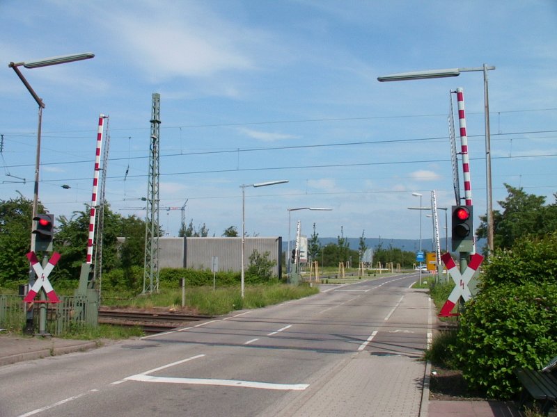4. Juni 2006: Einer von zwei Bahnbergngen in tigheim bei Rastatt. Mit ein Grund warum die ICEs hier nur 160 km/h fahren drfen.