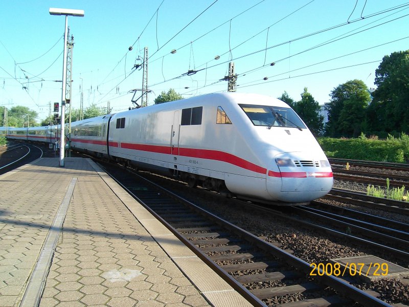 401 562-4 fhrt am Morgen des 29.07.08 als ICE 901 von Hamburg Altona nach Berlin Sdkreuz in den Hamburger Hbf ein.