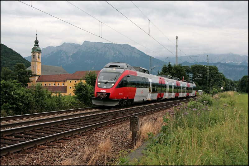 4024 057 ist als RB 5122 von Telfs-Pfaffenhofen nach Rosenheim unterwegs und wird vor dem Kloster Raisach abgelichtet. (04.07.2008)

