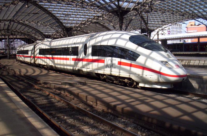 406 007(Hannover) stand mit ICE 601 am 01.04.2005 im Klner Hbf Richtung Basel SBB.