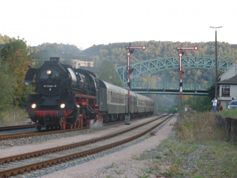 41 1144-9 (Elstertalexpress) bei der Einfahrt im Bahnhof Greiz,am 27.09.09