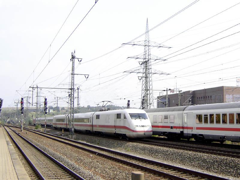 410 101 trifft am 23.8.05 bei Testfahrten auf der SFS Mannheim-Stuttgart bei Vaihingen(Enz) auf EC 67 (Paris Est-Mnchen; gezogen von 101 085), der gerade in Richtung Stuttgart unterwegs ist.