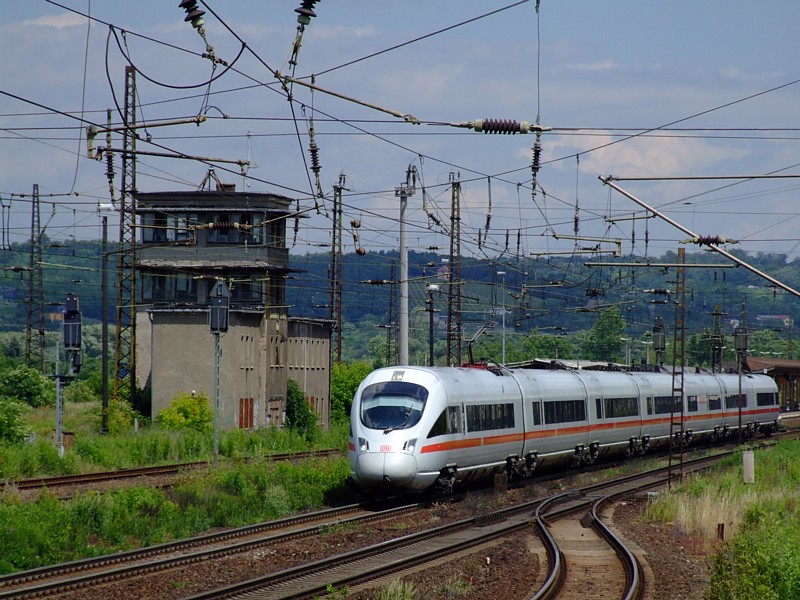411 062 durchfhrt am 12.06.2009 den Bahnhof Naumburg.