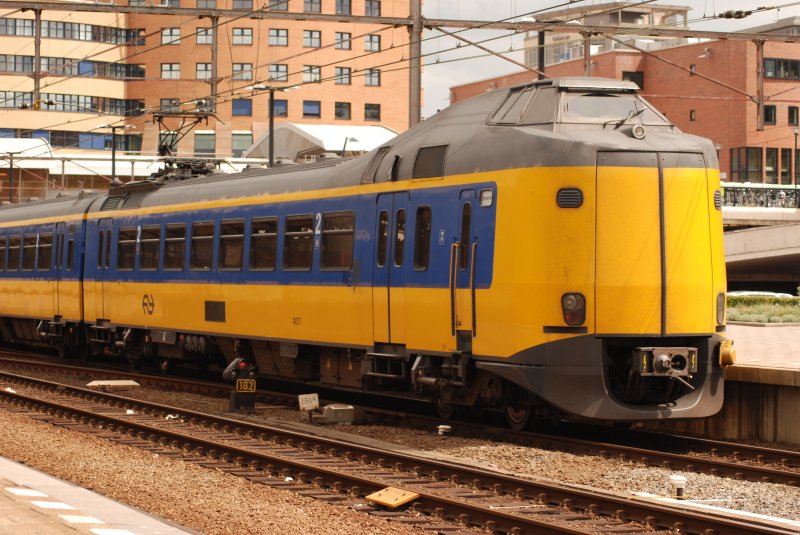 NS 4077 am 20/06/09 im bahnhof Amersfoort. 