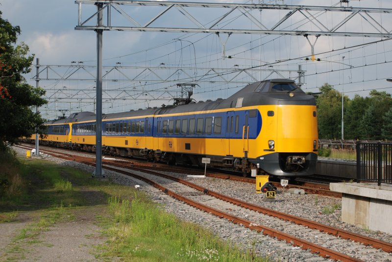 NS ICM 4027 (renoviert) intercity Groningen/Leeuwarden - Rotterdam/Den Haag passiert