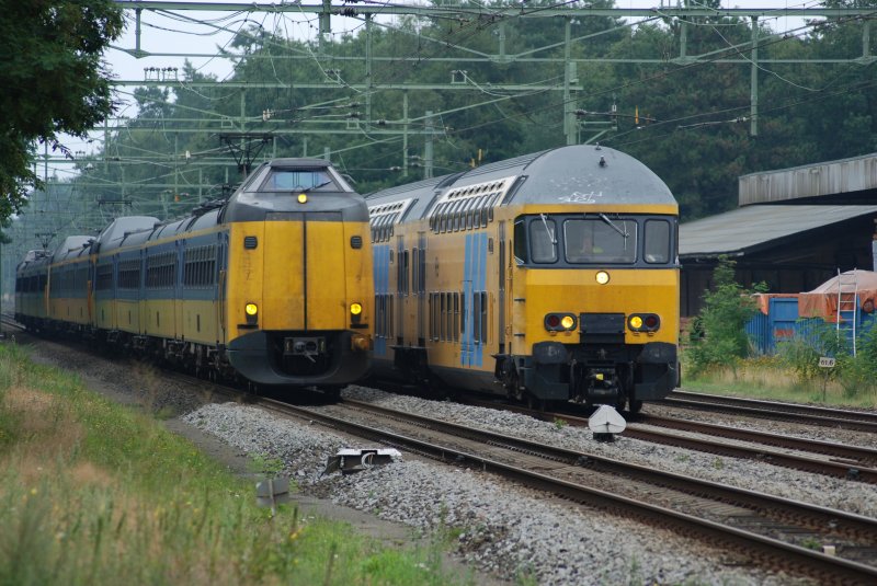 NS 7839, Regionalzug Zwolle-Utrecht, wird vom Triebzug ICN 4218, intercity