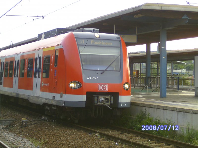 423 015-7 steht am Abend des 12.7.2008 in Herrenberg als S1 nach Plochingen.