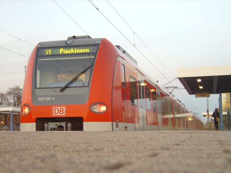 423 031 auf der S1 Richtung Stuttgart im Bhf Grtringen am 16.11.2006