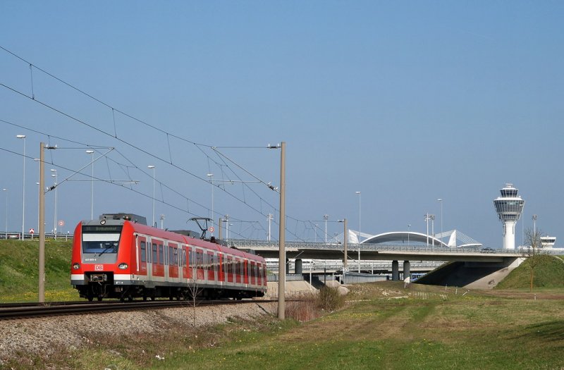 423 153 mit einer S-Bahn zum Ostbahnhof am Mnchener Flughafen (11.04.2007)